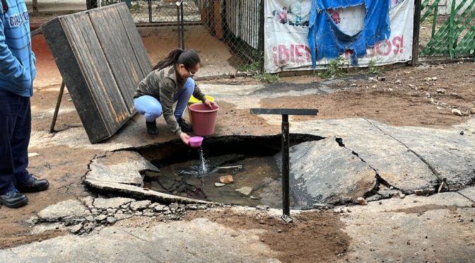 Ciudad de México-En la Gustavo A. Madero, miles de vecinos se quedan sin agua por socavón (Milenio)