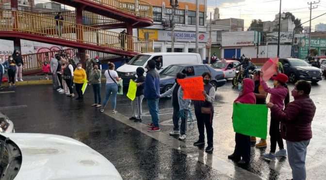 Ciudad de México-Vecinos de Álvaro Obregón bloquean avenida Santa Lucía por falta de agua (Milenio)