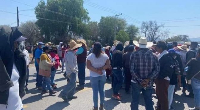 Hidalgo-Pobladores cierran acceso a Hidalgo por robo de una bomba para agua (Excelsior)