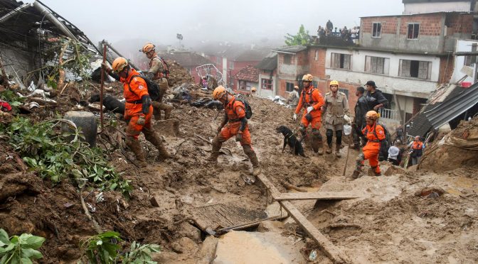 Brasil – Al menos 94 muertos por las fuertes lluvias en una ciudad de la región montañosa de Río de Janeiro (El País)