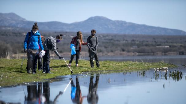 Mundo-Nueva convocatoria ciudadana para luchar contra la basuraleza en ríos, lagos y embalses (La Vanguardia)