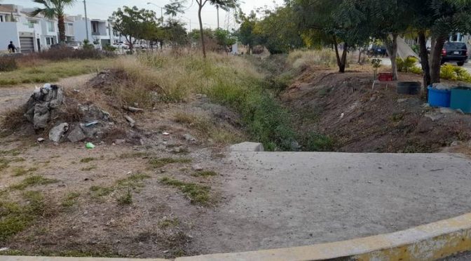 Sinaloa-Fuga de agua potable lleva dos meses sin ser atendida en Valle Dorado (El Sol de Mazatlán)