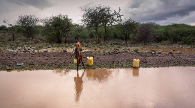 Mundo-Vivir sin agua potable y con una sola comida al día (El País)