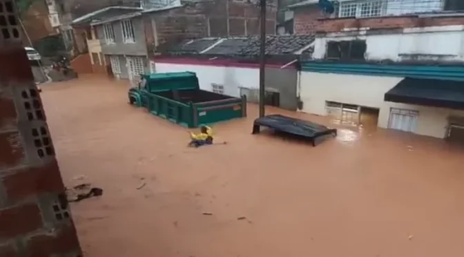 Colombia-Inundaciones y desbordamiento de ríos en el Valle del Cauca por emergencia invernal (infobae)