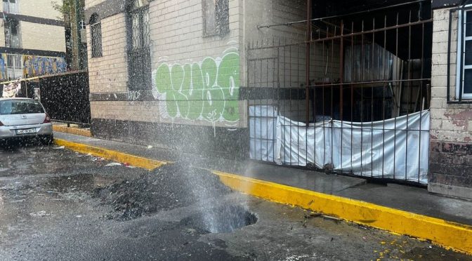 CDMX-Vecinos de la colonia Morelos en CdMx reportan fuga de agua (Milenio)