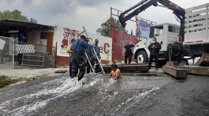 Estado de México-Bandas que extraen en forma ilegal agua en Ecatepec rompen tubería (La Jornada)