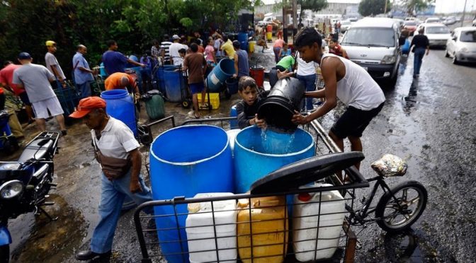 Mundo-El 47% de los venezolanos de 12 ciudades almacena agua ante las continuas fallas en el suministro (iagua)