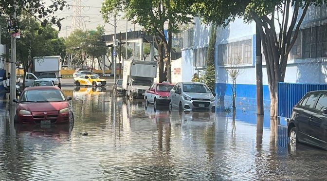 CDMX – En CdMx, fuga de agua inunda calles, casas y autos en Azcapotzalco (Milenio)