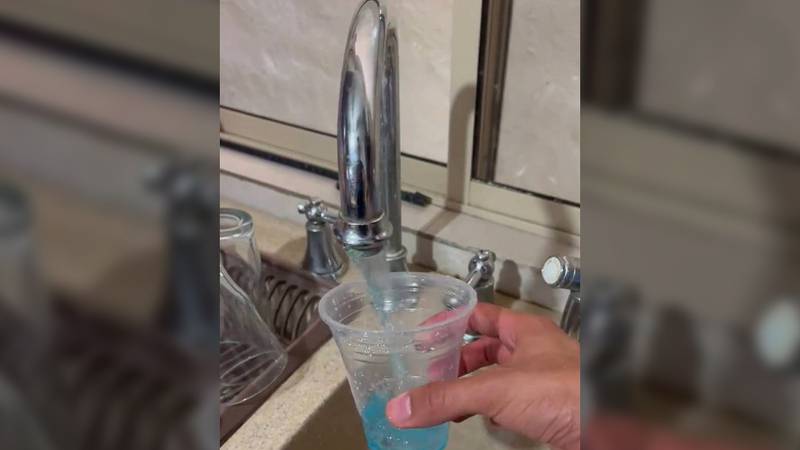 Nuevo León – Crisis del agua en NL: ¿por qué el líquido cae de color azul? (El Financiero)