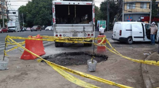 CDMX-Fuga de agua provoca socavón en avenida Eugenia, colonia Del Valle (Excelsior)