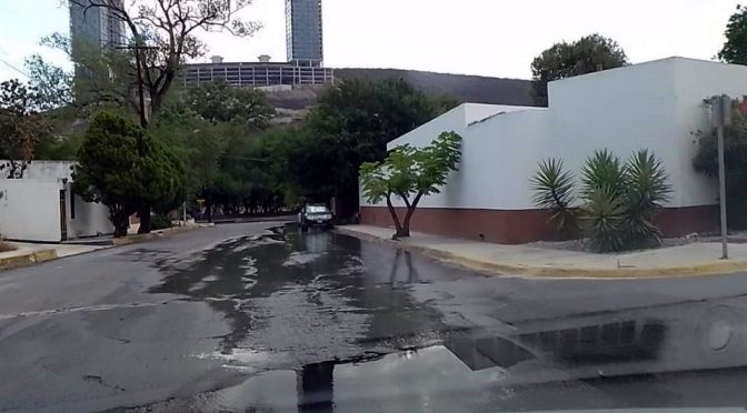 Monterrey – Se riega agua por fuga en la Col. del Valle (El Norte)