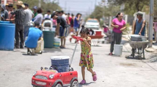 Monterrey-  Monterrey descubre la escasez de agua: “Huele todo a drenaje” (El País)
