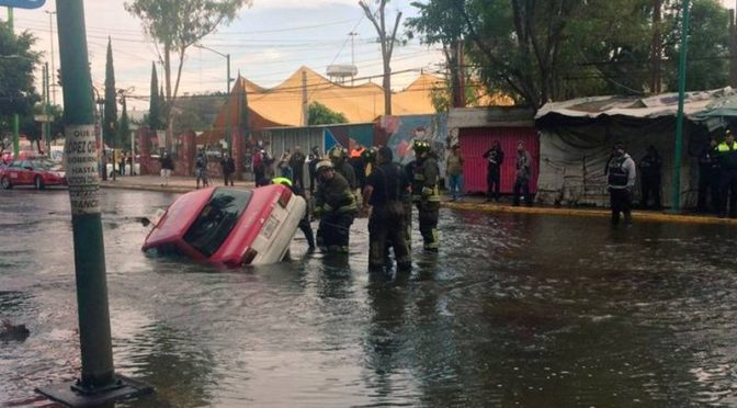CDMX – Mega fuga de agua en Iztapalapa afecta vialidad en San Juan Xalpa (El Financiero)