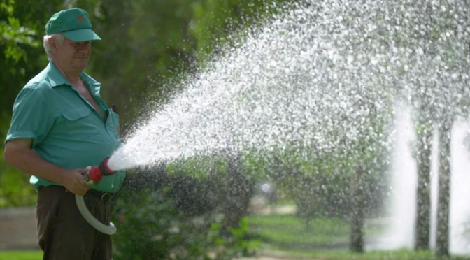 Nuevo León- Por la sequía, sancionarán a quienes laven autos o rieguen jardines con agua potable (Infobae)