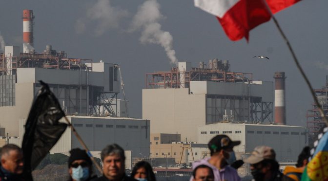 Mundo – Intoxicación masiva en un cordón industrial chileno: “Está todo contaminado: suelo, agua y aire” (El País)