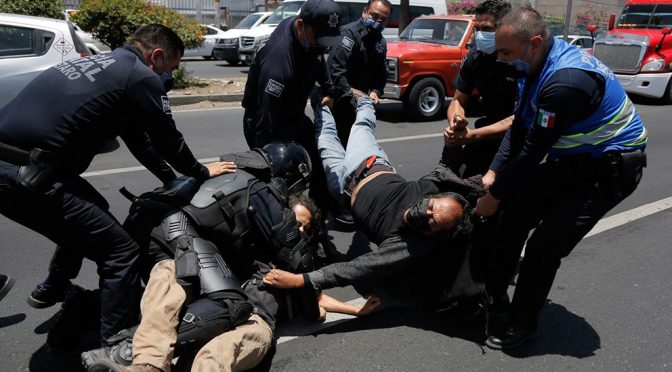 Querétaro – Qro: centenar de antimotines, enfrentamientos y detenciones arbitrarias contra manifestantes por el agua (Pie de Página)