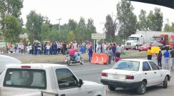 Estado de México – Bloquean autopista Texcoco-Lechería por falta de agua en Ecatepec (La Jornada)