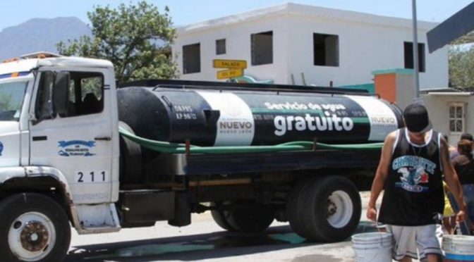 Monterrey – Habitantes de Monterrey secuestran pipas ante falta de agua (Excelsior)