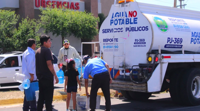 Monterrey – Se rompe récord en reparto de agua con pipas en Monterrey (El Universal)