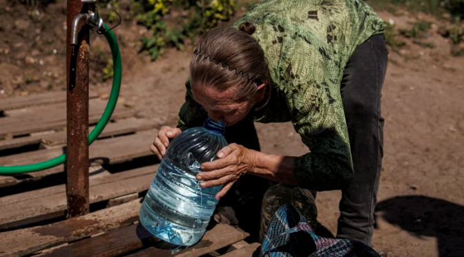 Ucrania – Los bombardeos rusos dejaron sin agua a Sloviansk y los ciudadanos acuden a los únicos cinco pozos activos (Infobae)