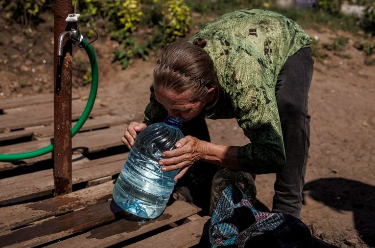 Ucrania – Los bombardeos rusos dejaron sin agua a Sloviansk y los ciudadanos acuden a los únicos cinco pozos activos (Infobae)