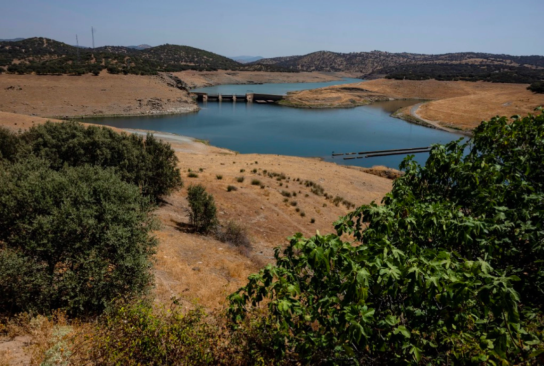España – La sequía y el calor en España pueden provocar cortes masivos de agua (Expansión)
