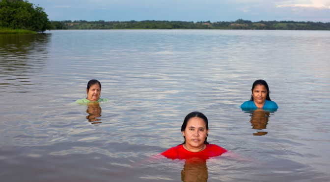 Colombia – Amenazas y destierro: el precio a pagar por defender el agua en Colombia (El País)