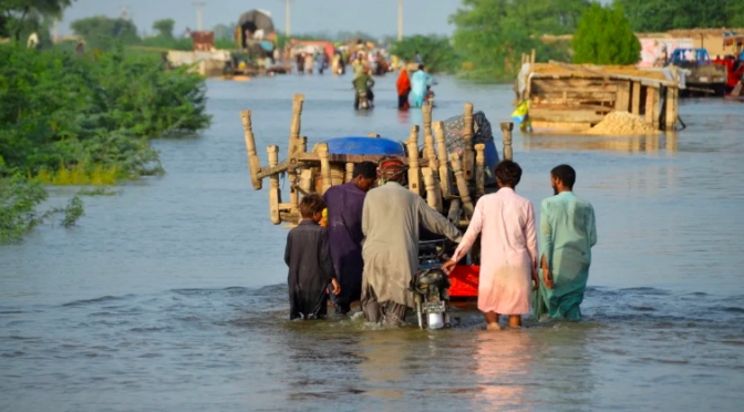 Pakistán – Lluvias dejan un tercio de Pakistán bajo el agua y más de 1,130 muertos (El Economista)