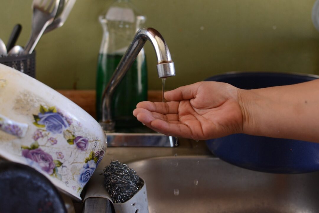 Chihuahua – A la ‘caza’ del chorro de agua: la escasez se extiende en Ciudad Juárez (La Verdad Juárez)