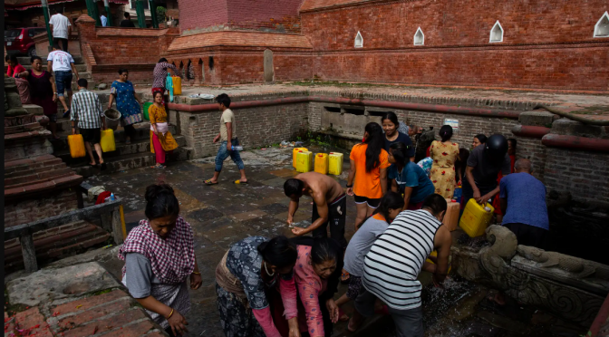 Nepal – Katmandú tuvo agua de grifo unas semanas. Pero el agua se secó tras una catástrofe climática (The New York Times)
