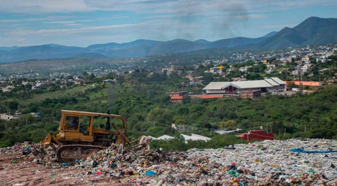Oaxaca – Crisis de basura en Oaxaca: colapsado y por contaminar agua, analizan cierre de relleno en Huajuapan (El Universal Oaxaca)