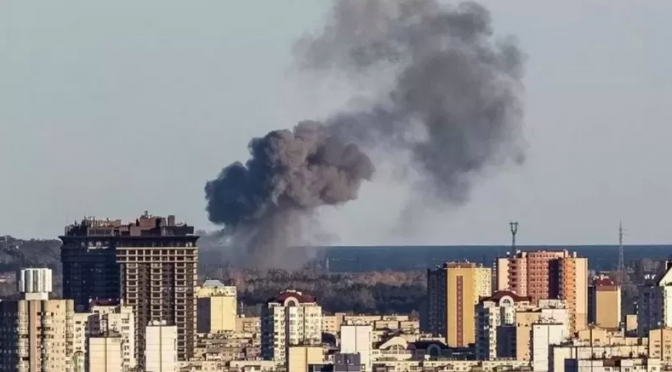 Ucrania – Una nueva oleada de ataques con misiles de Rusia deja a la mayor parte de Kyiv sin agua ni luz (BBC)