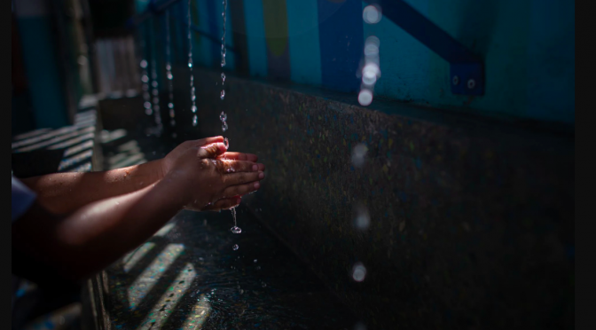 Venezuela – Las escuelas de Venezuela que se surten del agua de lluvia (El País)