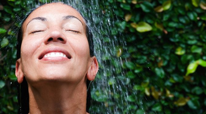 Grupo Rotoplas te recomienda seis playlist para ahorrar agua mientras te duchas con ritmo