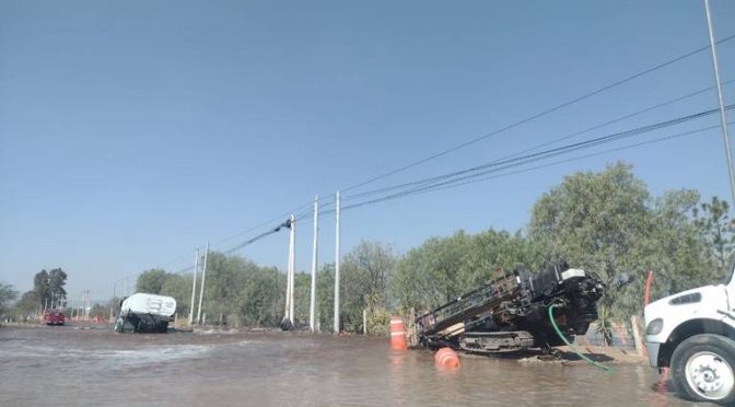 Querétaro-Empresa revienta tuberías de agua (Diario de Querétaro)