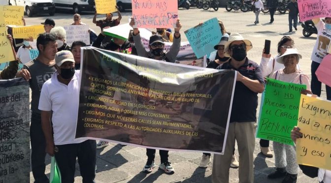Edo.Méx-Pobladores protestan ante la falta de agua y seguridad en Naucalpan (El Universal)
