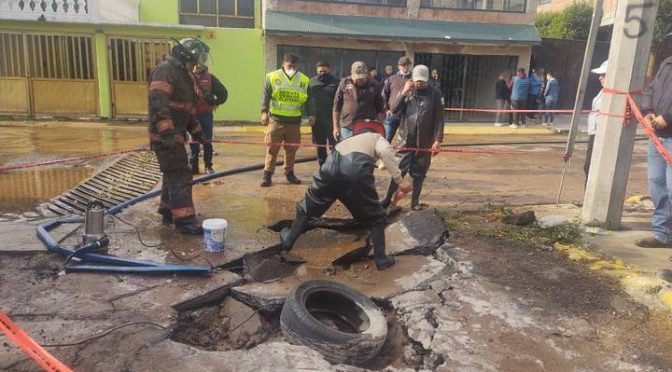 Edo.Mex.- Fuga de agua afectó varias calles e inundó más de 50 viviendas en Ecatepec (El Sol De Toluca)