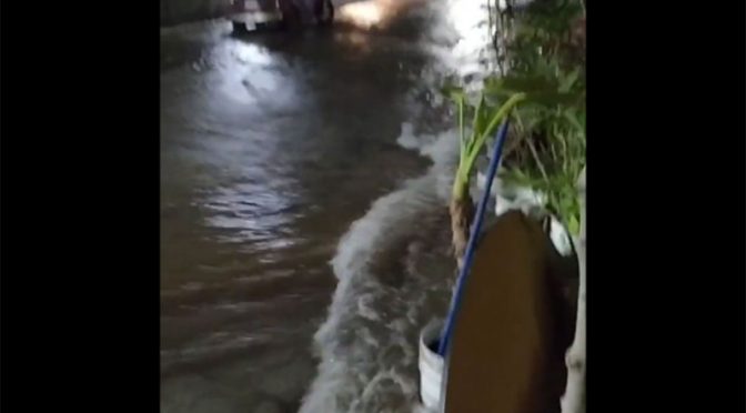 Edo.Mex.-Megafuga de agua se registra en Ecatepec por falla en ducto del Cutzamala (Excelsior)