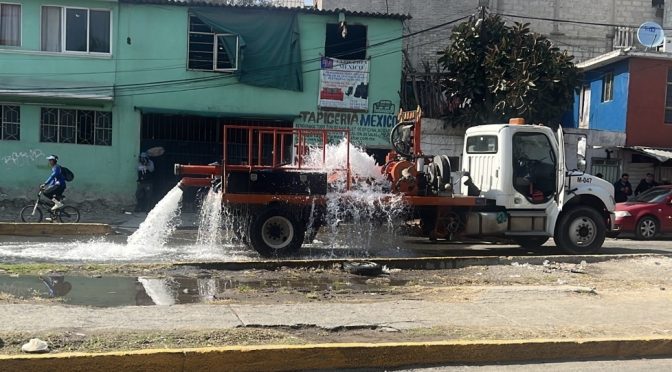 Edo.Mex.-Ruptura en ducto del ramal Los Reyes provoca fuga de agua en Ecatepec (La Jornada)
