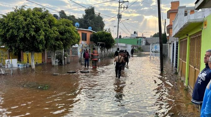 Edo.Mex.- Fuga de agua crea socavón en la colonia Izcalli Ecatepec (La Prensa)