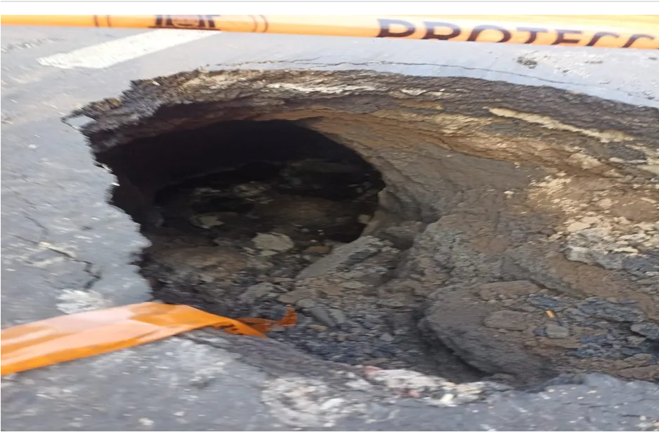 CDMX – Fuga de agua provoca socavón de tres metros en calles de Iztacalco, en CdMx (Milenio)