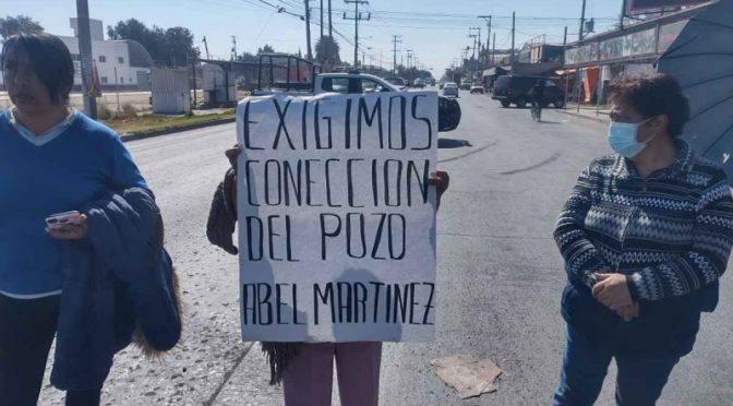 Edo.Mex.-Mantienen bloqueo en avenida Recursos Hidráulicos en Ecatepec por falta de agua (Excelsior)