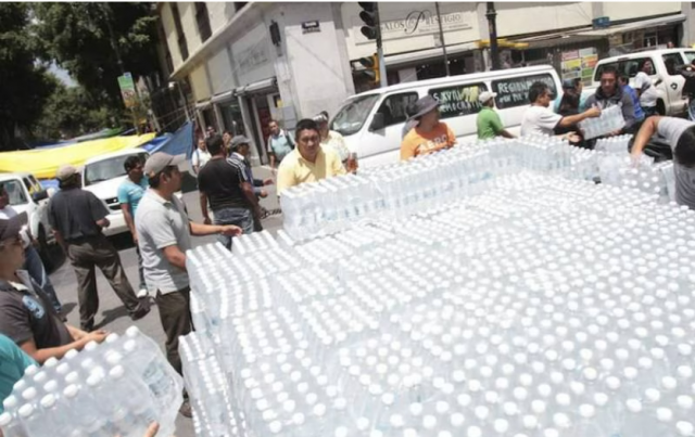 México – Consumo de agua embotellada pone en jaque al país: 80% de los mexicanos la toman (Publimetro)