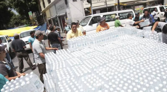 México – Consumo de agua embotellada pone en jaque al país: 80% de los mexicanos la toman (Publimetro)