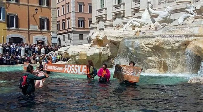 Mundo-Ecologistas tiñen de negro el agua de la Fontana di Trevi en Roma (ABC Sociedad)