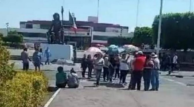 EdoMéx – Habitantes de Neza bloquean la Avenida Chimalhuacán; piden abasto de agua potable (El Sol de Toluca)