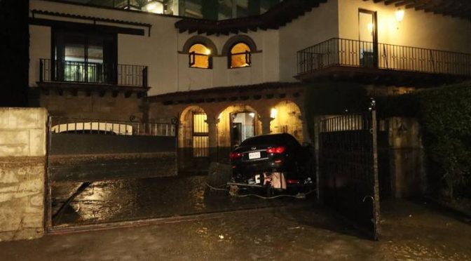 Edo.Mex.-¡Naucalpan bajo el agua! Lluvias deja casas inundadas y auto dañados (La Prensa)