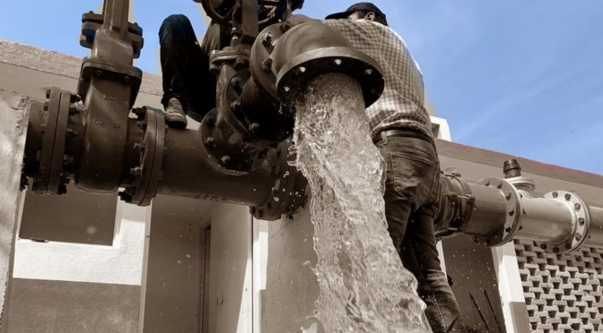 Edo. México – Ecatepec no distribuye agua pese a orden judicial; vecinos denuncian que si la mandan está contaminada (El Universal)