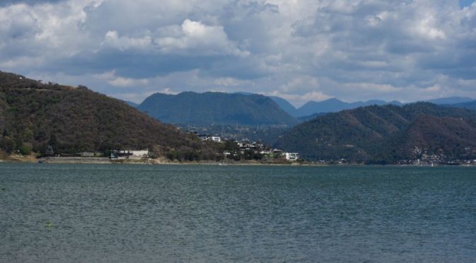 Edo. Mex.-Transfieren agua a presa Valle de Bravo para paliar los bajos niveles de almacenamiento (MVS Noticias)