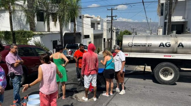 Nuevo León-Municipio de Monterrey apoya con pipas a vecinos afectados por cortes de agua (MVS Noticias)